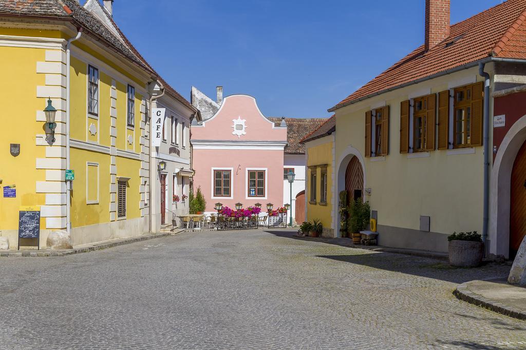 Unser Rosa Haus Fuer Sie Rust Ruang foto