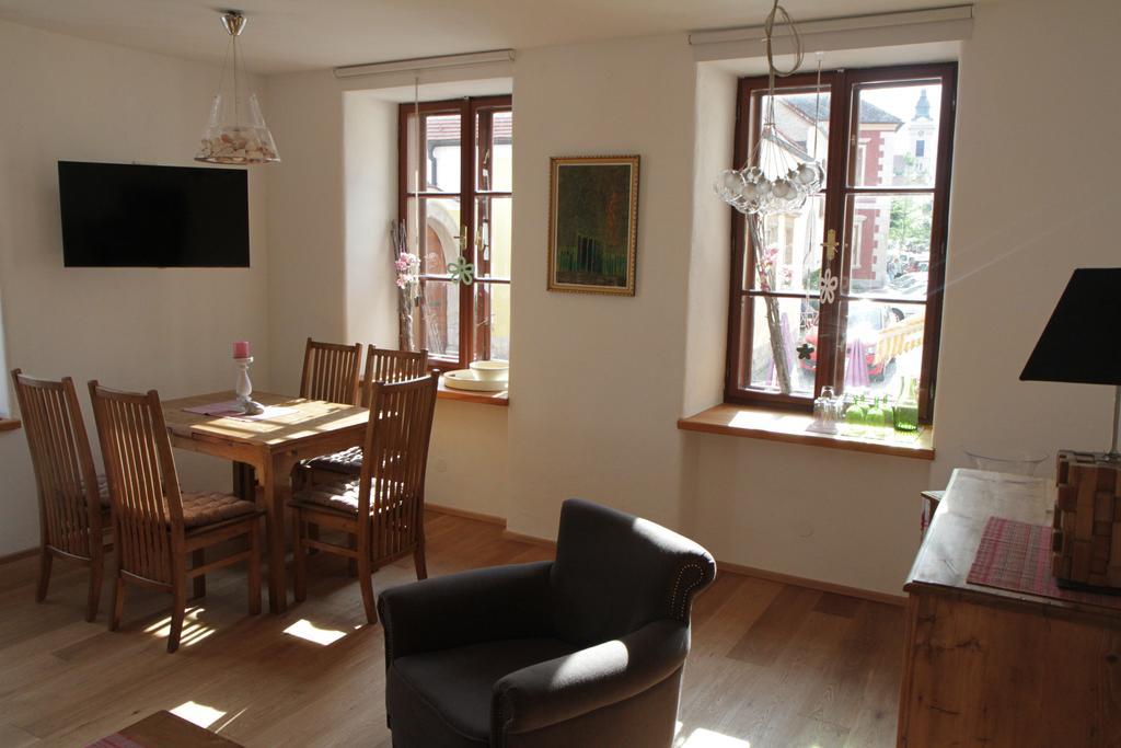 Unser Rosa Haus Fuer Sie Rust Ruang foto